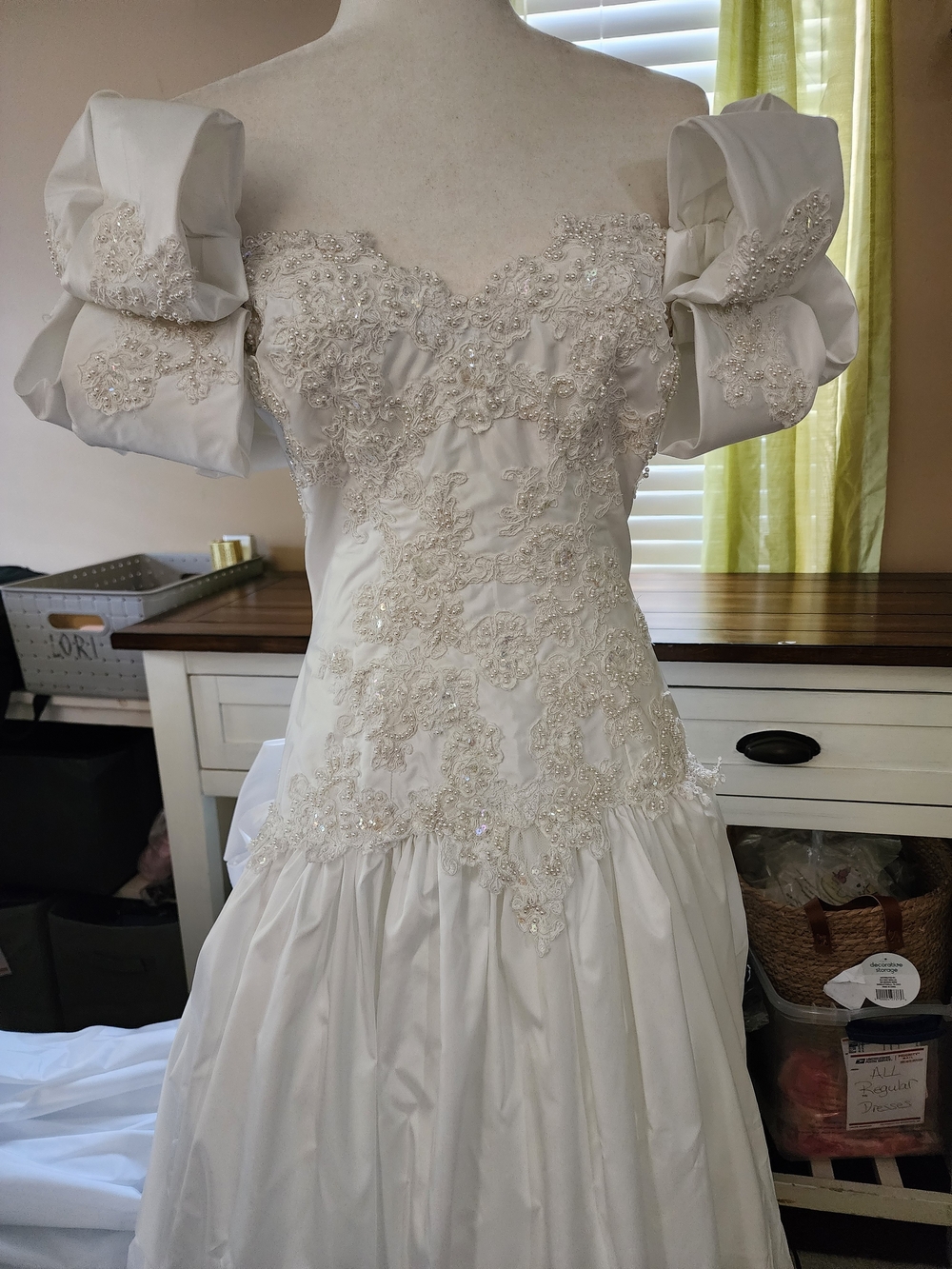 Vintage Off-Shoulder White Beaded Wedding Dress with Puff Sleeves Sz 8 (4-6)